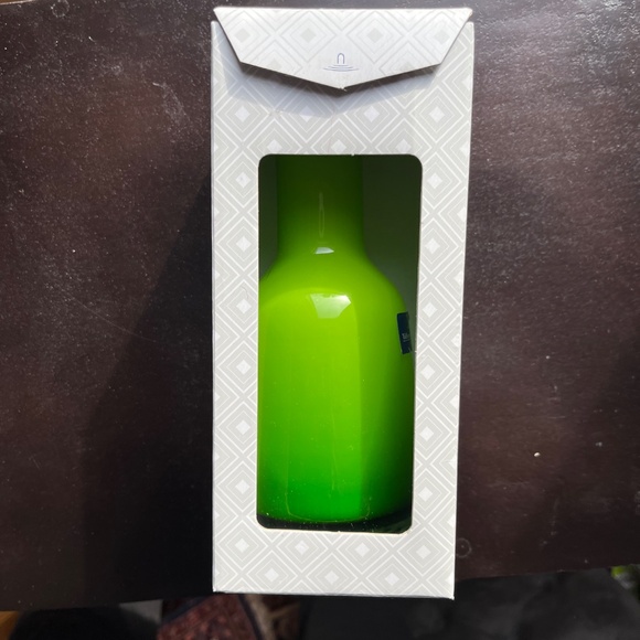 Villeroy & Boch lime green glass "Nek" mini-vase, 8 in (20.5 cm) high, with box. - Picture 7 of 10